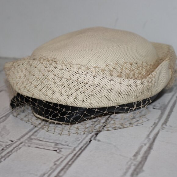 👒 Vintage Cream Straw Hat with Black Band & Veil – NWT Timeless Elegance · - Picture 7 of 8